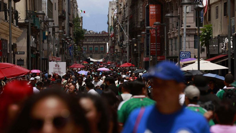La población en viviendas particulares aumentó de 125.5 a 130.4 millones entre 2020 y 2025.