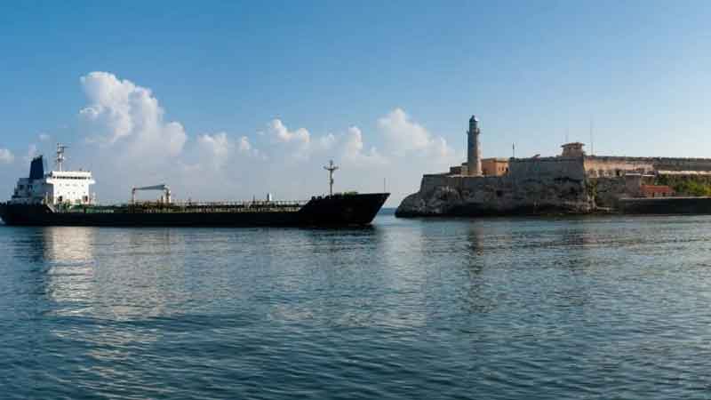 México frena petróleo a Cuba y reaviva conflicto diplomático con EU