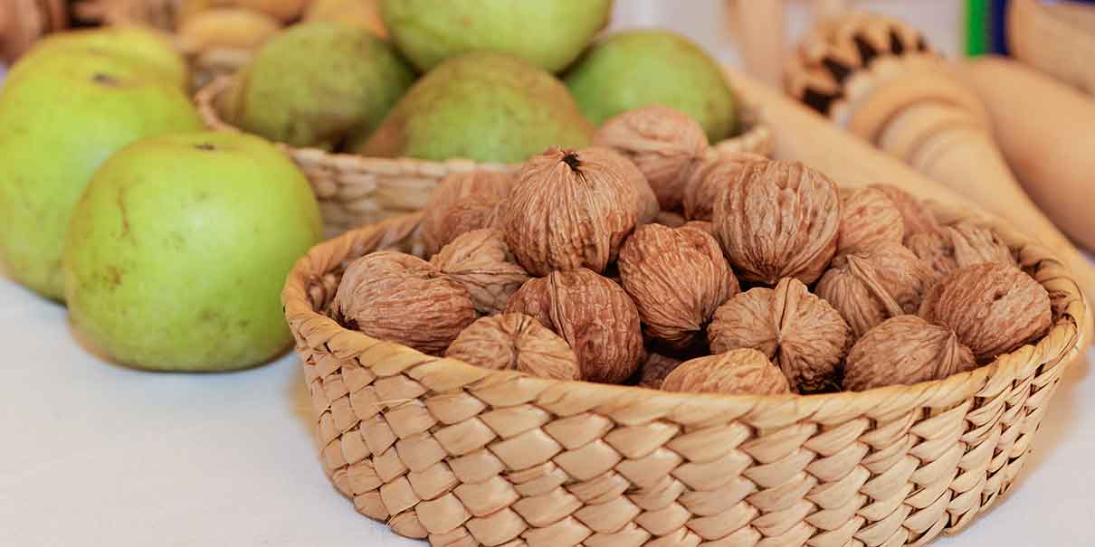 Manzana y nuez de castilla