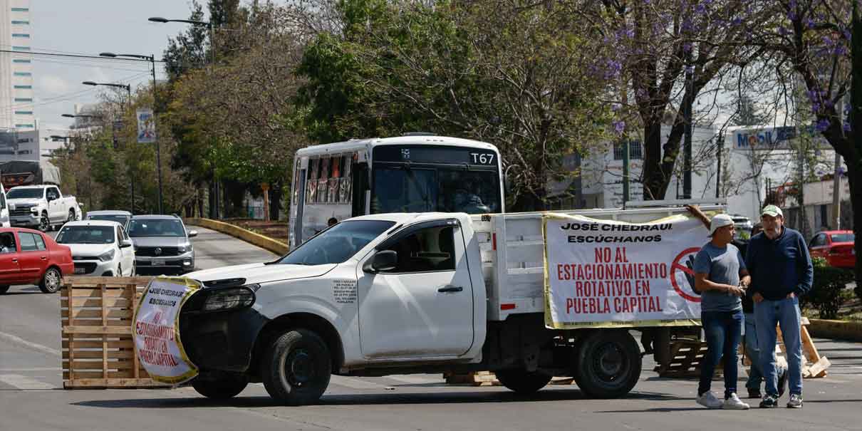 Otra protesta contra los Parquímetros, vecinos cerraron el bulevar Atlixco