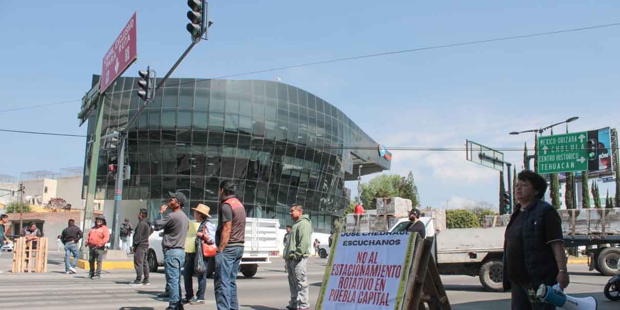 Otra protesta contra los Parquímetros, vecinos cerraron el bulevar Atlixco