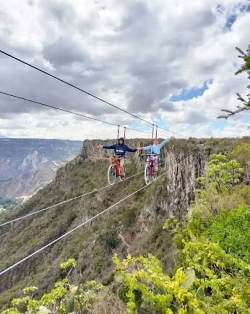 La tirolesa ofrece una experiencia de aventura con vistas espectaculares de los Prismas Basálticos y su entorno natural.