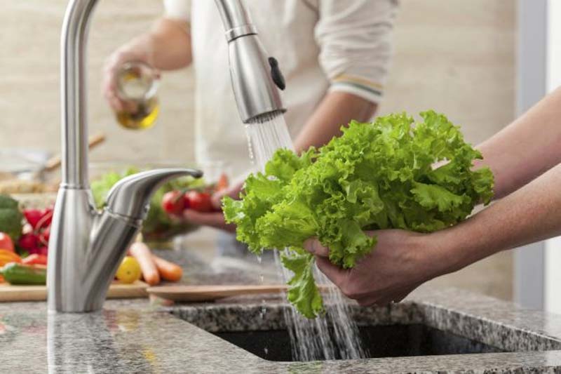 Productores de Atlixco recomiendan lavar y desinfectar frutas y verduras para prevenir enfermedades transmitidas por alimentos