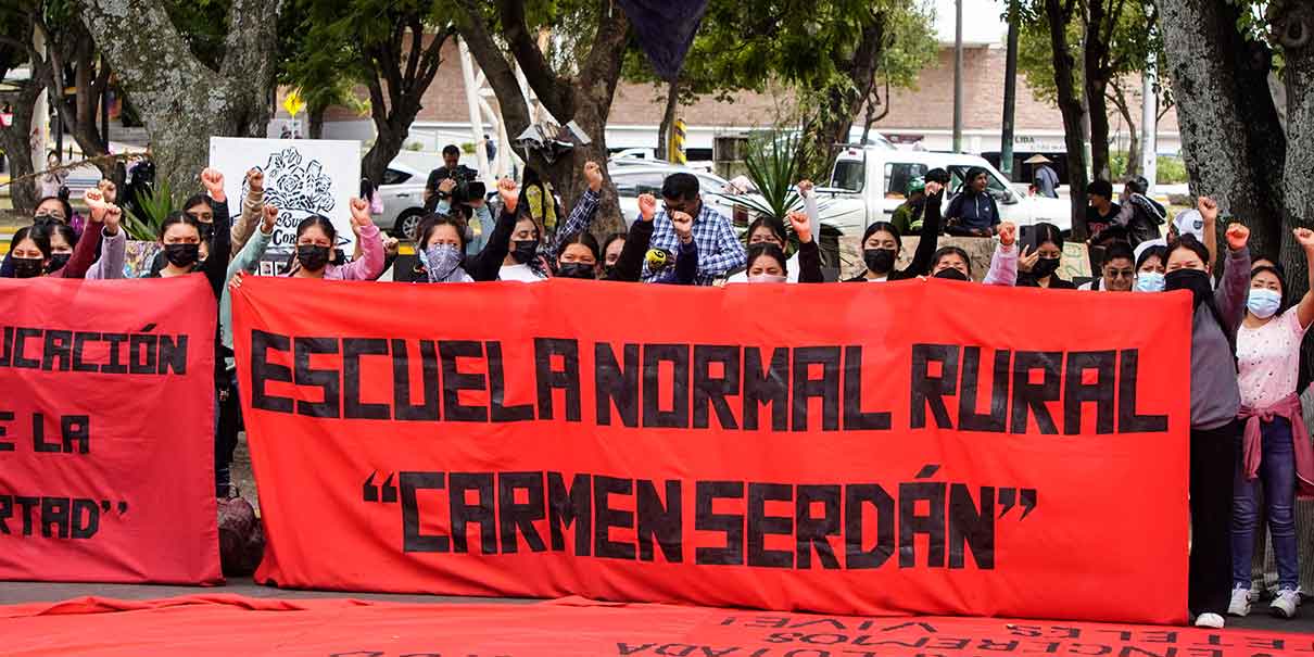 Normalistas protestan en calles de Puebla