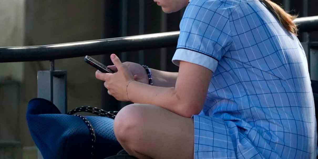 Niños con celulares