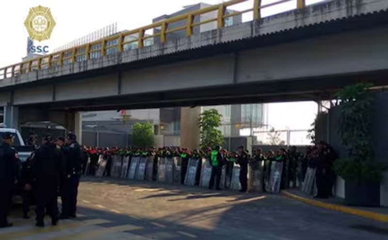 Robo de 750 mil pesos desata persecución en CDMX; policías capturan a dos