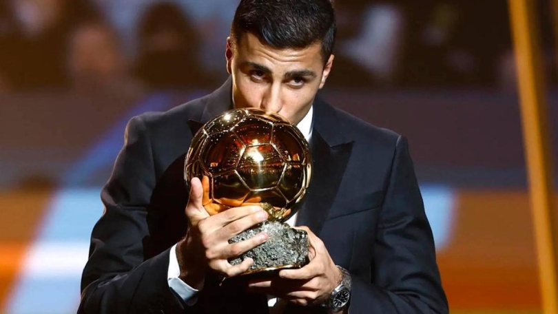 El ahora ex jugador del Manchester City recibió el máximo galardón individual para un futbolista tras su gran año en 2024