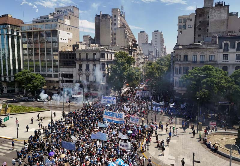 Senado argentino aprueba reforma laboral de Milei en medio de protestas y disturbios