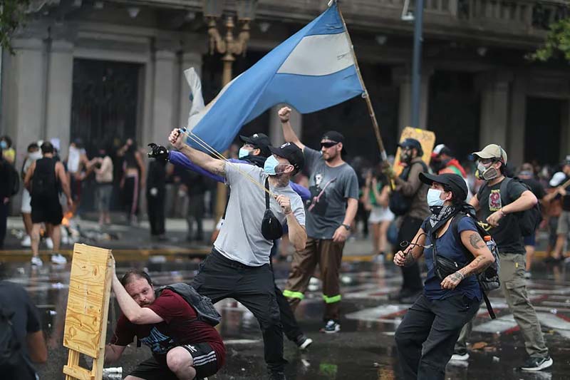 Senado argentino aprueba reforma laboral de Milei en medio de protestas y disturbios