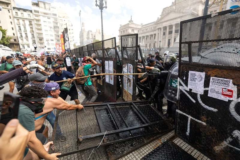 Senado argentino aprueba reforma laboral de Milei en medio de protestas y disturbios