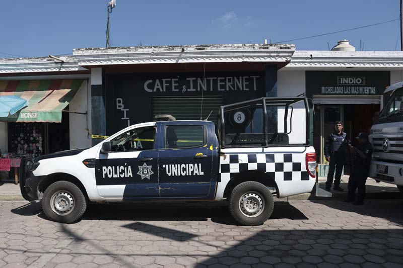Elementos de la Policía Municipal de Coronango, quienes resguardaron el área para preservar posibles indicios