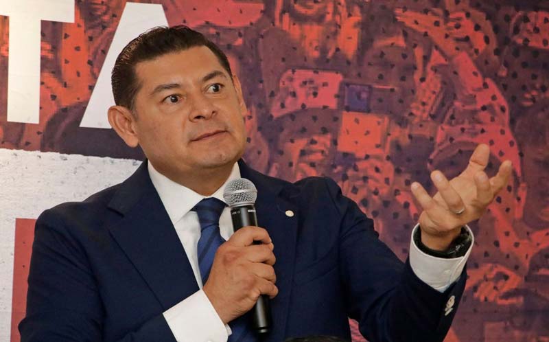 Sin control el uso de celulares en escuelas poblanas; iniciativas legislativas congeladas