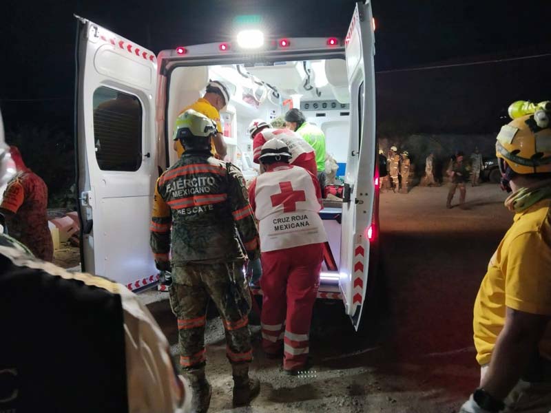 Sinaloa: logran rescatar a primer minero y buscan a tres más