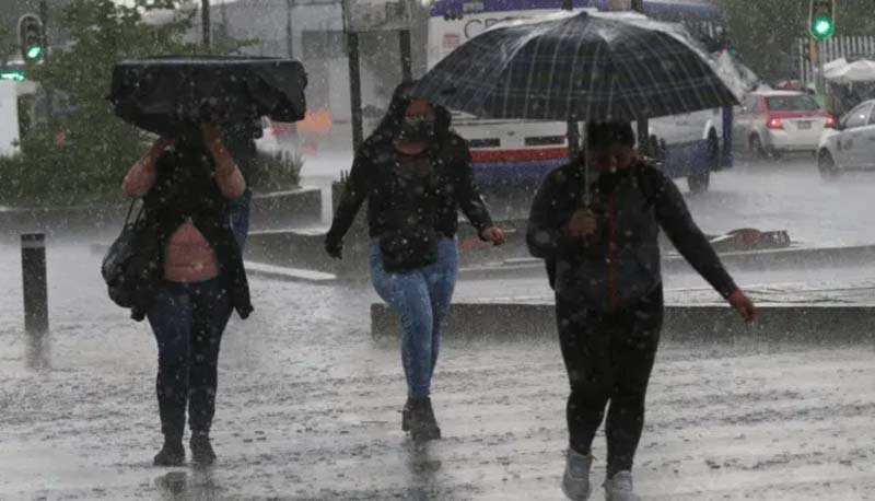 Sistema tropical y posible ciclón dejarán lluvias intensas en 9 estados de México