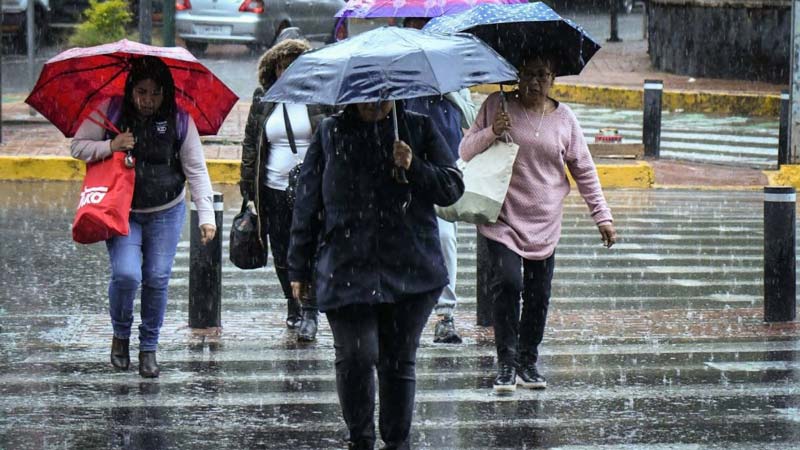 Sistema tropical y posible ciclón dejarán lluvias intensas en 9 estados de México