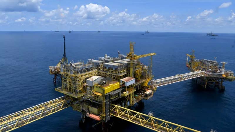 Slim advierte que Pemex y la baja producción de crudo frenan a México