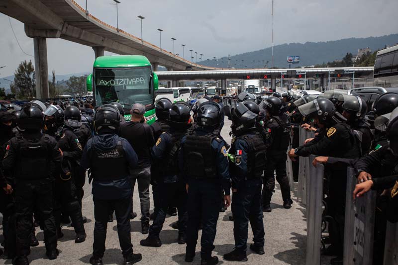 SSC frena a normalistas de Ayotzinapa con explosivos previo a su llegada a la CNTE