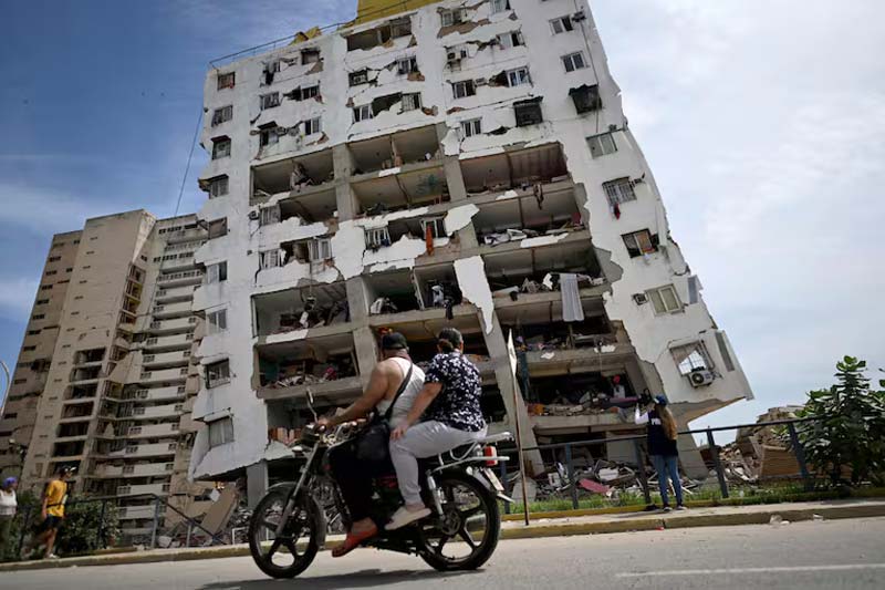 Suman 235 muertos por los terremotos en Venezuela, miles de heridos y cientos siguen atrapados