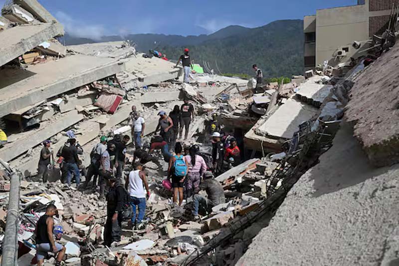 Suman 235 muertos por los terremotos en Venezuela, miles de heridos y cientos siguen atrapados