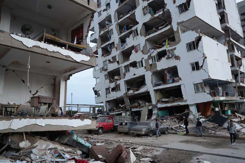 Suman 235 muertos por los terremotos en Venezuela, miles de heridos y cientos siguen atrapados