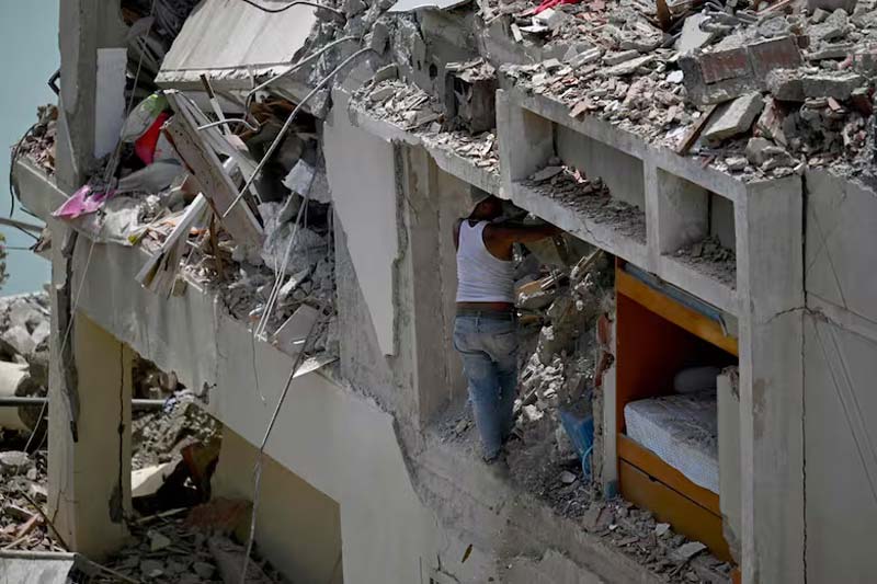 Suman 235 muertos por los terremotos en Venezuela, miles de heridos y cientos siguen atrapados