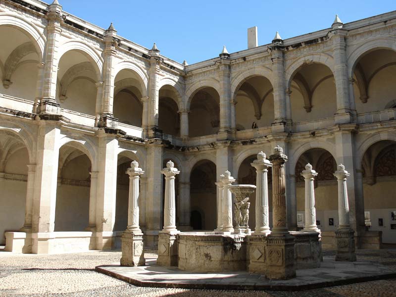 Descubre el Templo de Santo Domingo de Guzmán: joya barroca en el corazón de Oaxaca