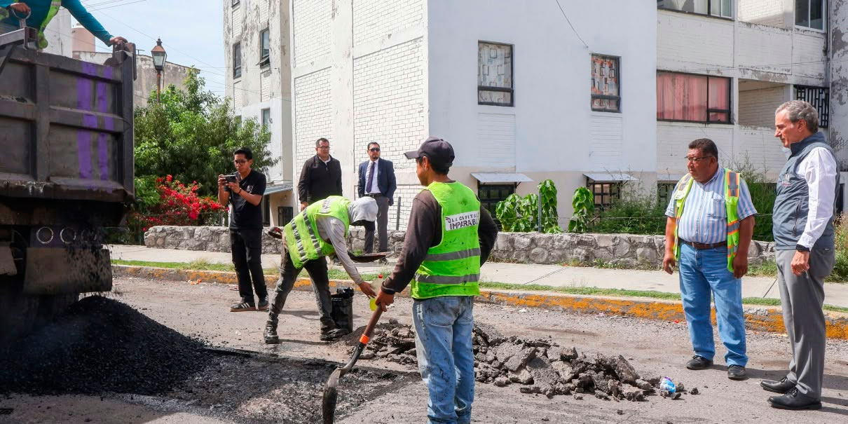 Pepe Chedraui, supervisó los trabajos de bacheo realizados en la calle 33 Poniente