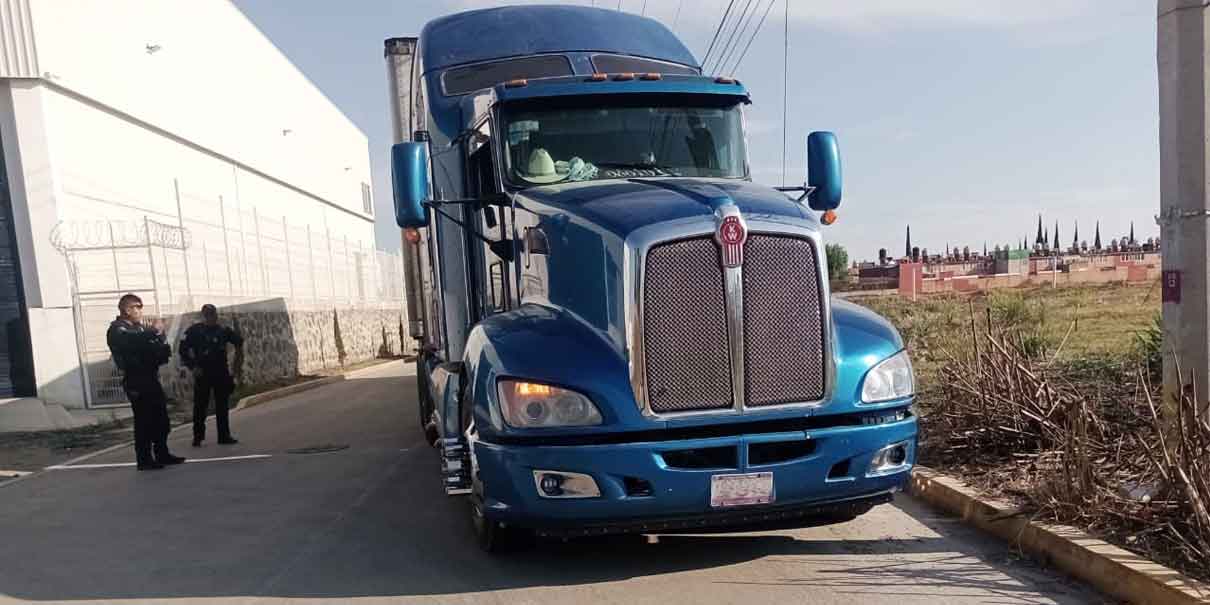 DELINCUENTES abandonaron tráiler robado y huyeron en Cuautlancingo