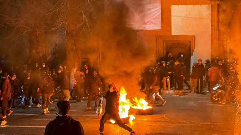 Trump insta a manifestantes iraníes a seguir protestando y tomar instituciones