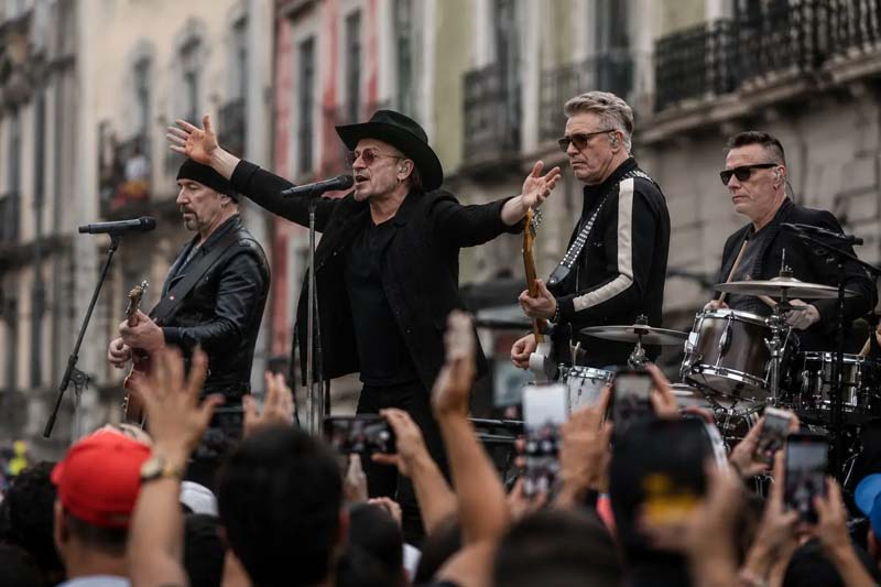U2 desata euforia en la CDMX al grabar videoclip sorpresa sobre un autobús turístico