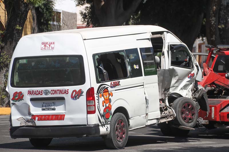 Vehículo de Fuerzas Especiales de la SSP choca con dos unidades de transporte público en Puebla