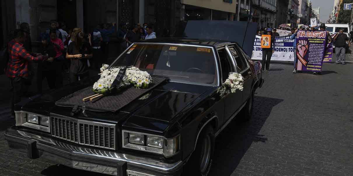 Puebla, Pue. El gremio veterinario de Puebla se sumó a la petición de justicia, por la muerte de Héctor Hernández, en el municipio de Tultepec, Estado de México, con una marcha por el centro histórico de la capital poblana.  Médicos veterinarios realizaron una marcha sobre Avenida Reforma hacia el zócalo para exigir el cese del acoso y la violencia contra quienes ejercen esta profesión.   Veterinarios poblanos se sumaron a petición de seguridad  La manifestación surge tras el caso de Héctor González, veterinario asesinado presuntamente por los dueños de una perra que atendió. Además de exigir justicia, los participantes buscan visibilizar la importancia de su labor y reforzar la unión dentro del gremio.  Este martes, integrantes del gremio de veterinarios convocaron a una marcha y paro nacional por el asesinato de su compañero en el Estado de México y Puebla se sumó a esta movilización con una marcha del Paseo Bravo al zócalo de la capital.   Veterinarios poblanos se sumaron a petición de seguridadVeterinarios poblanos se sumaron a petición de seguridad    El asesinato  Héctor Hernández Cañas fue apuñalado por los dueños de una perrita Yorkshire que murió por complicaciones tras ser operada para retirarle un hueso que bloqueaba su esófago.  Hernández Cañas, quien tenía un consultorio en el municipio de Tultepec, publicó en sus redes sociales ser víctima de amenazas y extorsión por parte de una pareja.  Explicó que había atendido a una perrita de nombre Mía que presentaba una obstrucción en el esófago que se le había producido por un hueso que ingirió.  Veterinarios poblanos se sumaron a petición de seguridad  Héctor Hernández señaló que realizó todos los procedimientos para llegar al diagnóstico correcto, y que por su parte los dueños hicieron otros estudios sólo para llegar al mismo diagnóstico.  Tras llevar a cabo la operación, la perrita fue internada para su recuperación, pero murió por problemas de salud derivados de la atención tardía. A pesar de que el veterinario informó a los dueños que el estado de Mía 