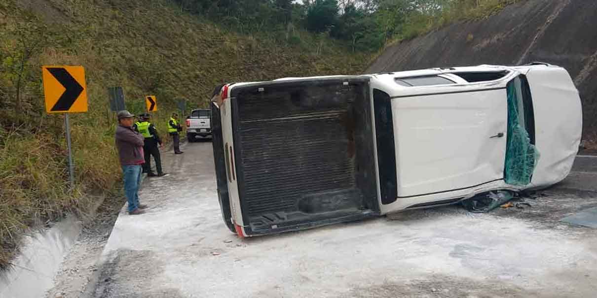 Dos lesionados dejó volcadura de camioneta en la Sierra Norte