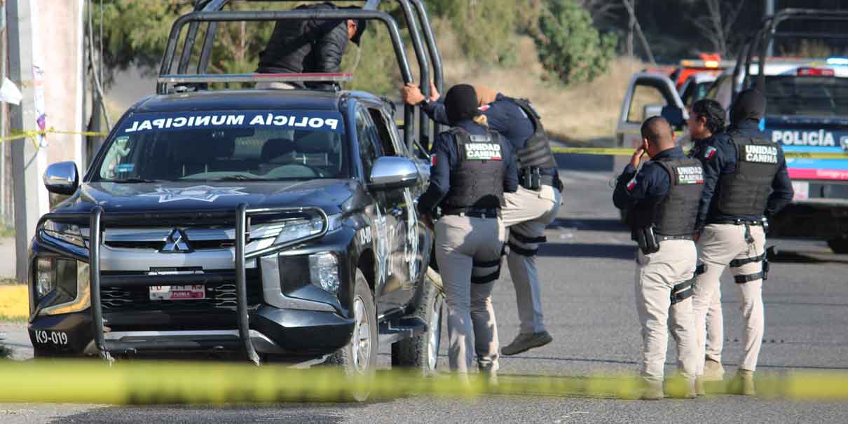 Vuelca patrulla tras persecución y balacera en Periférico