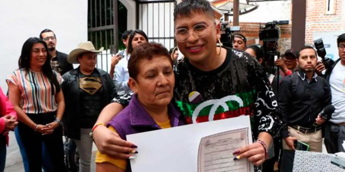 Alberto Camacho Arroyo, segunda persona en Puebla en recibir acta no binaria
