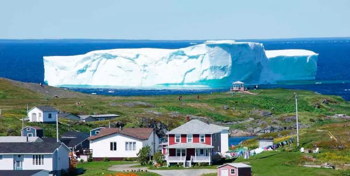 Aparece gigantesco iceberg en la isla Terranova, Canadá