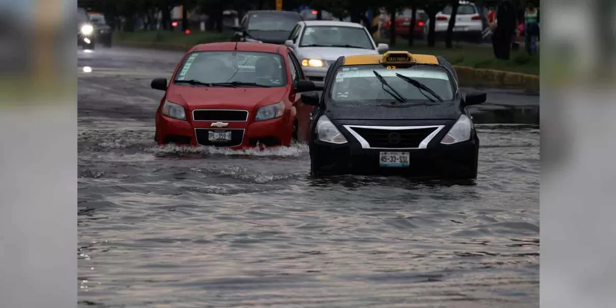 Calles inundadas y autos varados deja lluvia en la capital