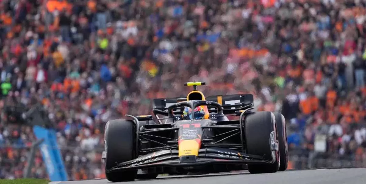 GP de Países Bajos. Checo Pérez se sorprende por el undercut de Max Verstappen
