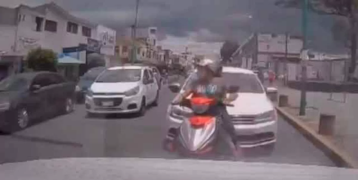 Imágenes sensibles. Conductor en estado de ebriedad embiste a motociclista y su hijo en Tlaxcala