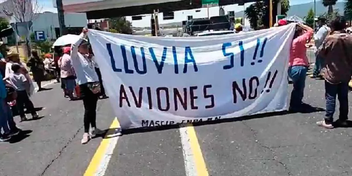 Manifestantes de Tehuacán y de la Sierra Negra cierran carretera, acusan sobrevuelo de avionetas antilluvias