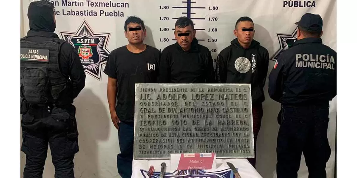 Descubren a sujetos robando placa histórica en Texmelucan