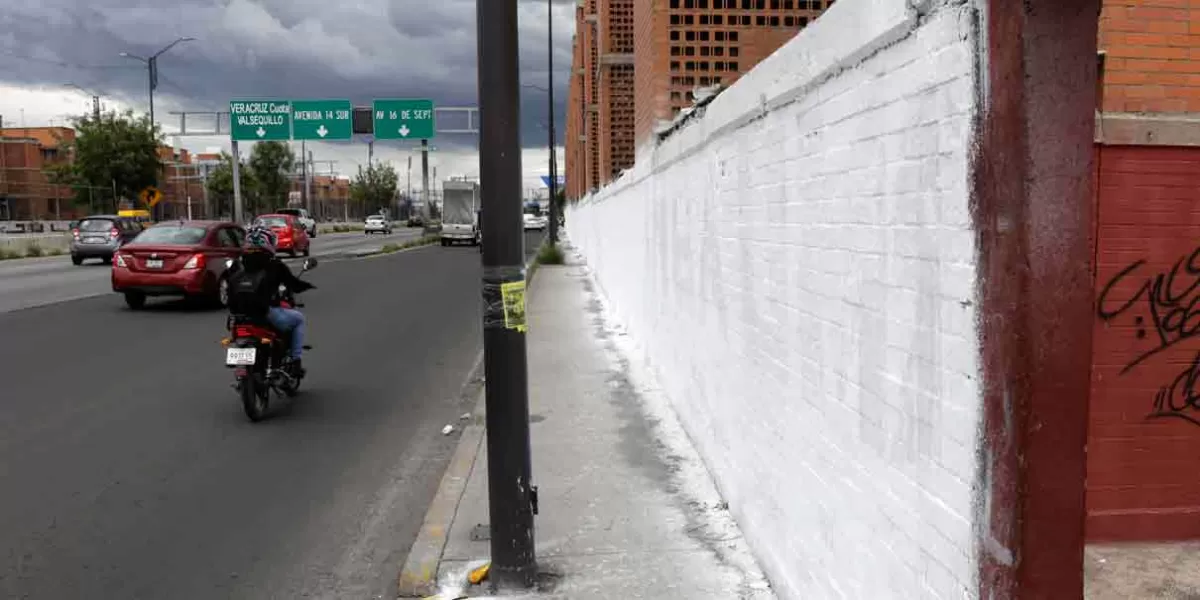 Morena reincide en la pinta de bardas en Puebla capital 