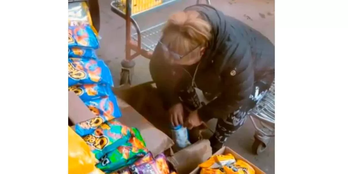VIDEO. ¿Sabritas piratas? Vendedora es captada rellenando bolsas de Cheetos