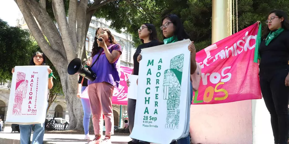 Activistas y feministas dan ultimátum a diputados para aprobar el aborto en Puebla