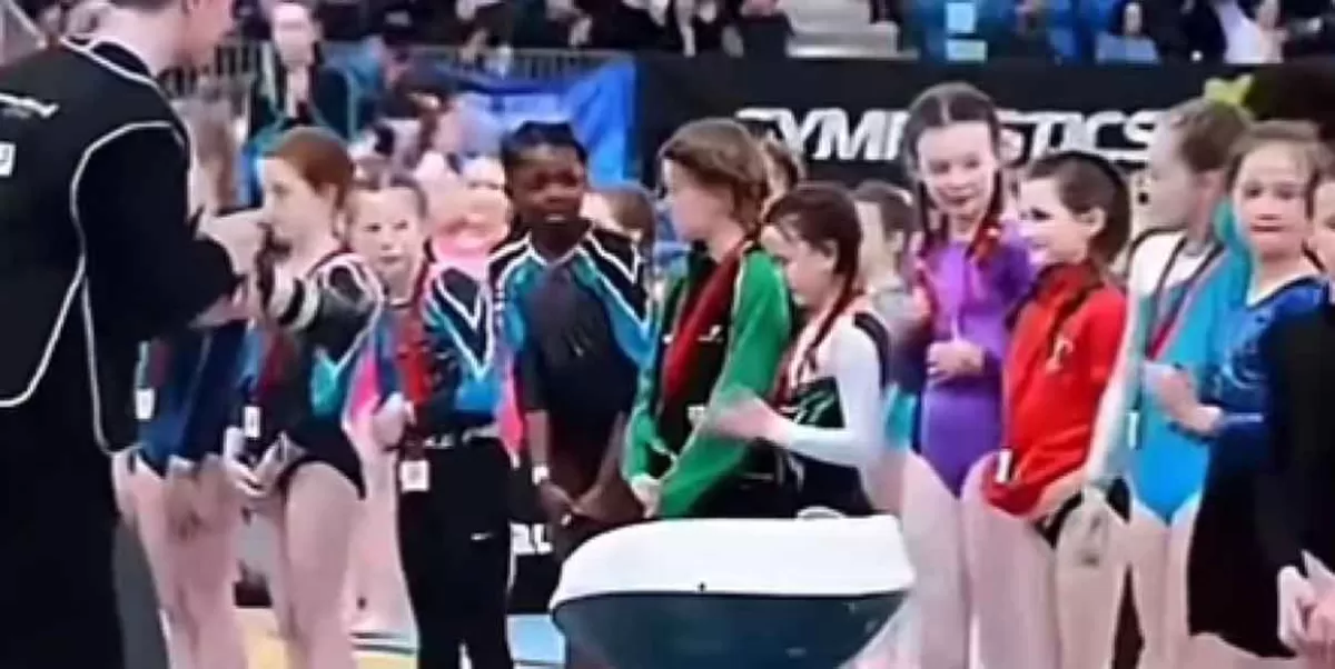 Acto discriminatorio. Niña gimnasta no recibe medalla por ser negra en Irlanda
