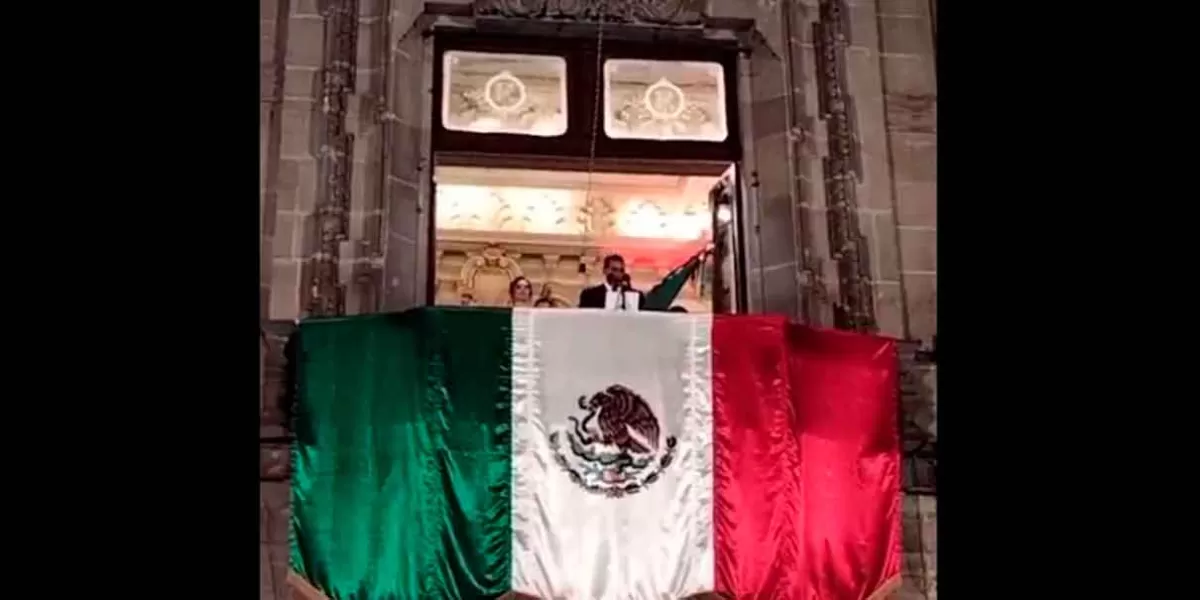 Poblanos celebran el regreso del Grito de Independencia al zócalo de Puebla 