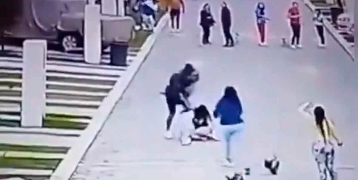 Mujer recibe golpiza brutal por su pareja en plena calle   