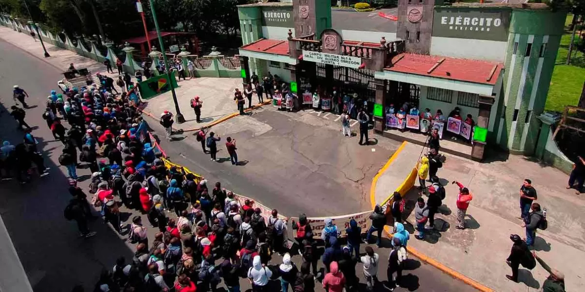 Plantón frente a la Sedena para exigir información de los 43 Normalistas de Ayotzinapa