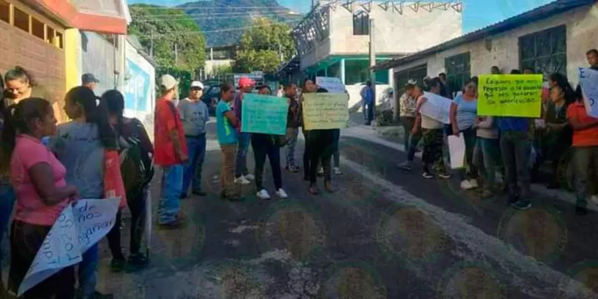 Se manifiestan papás de la escuela Ignacio Zaragoza en Tlacuilotepec, exigen falta de maestro