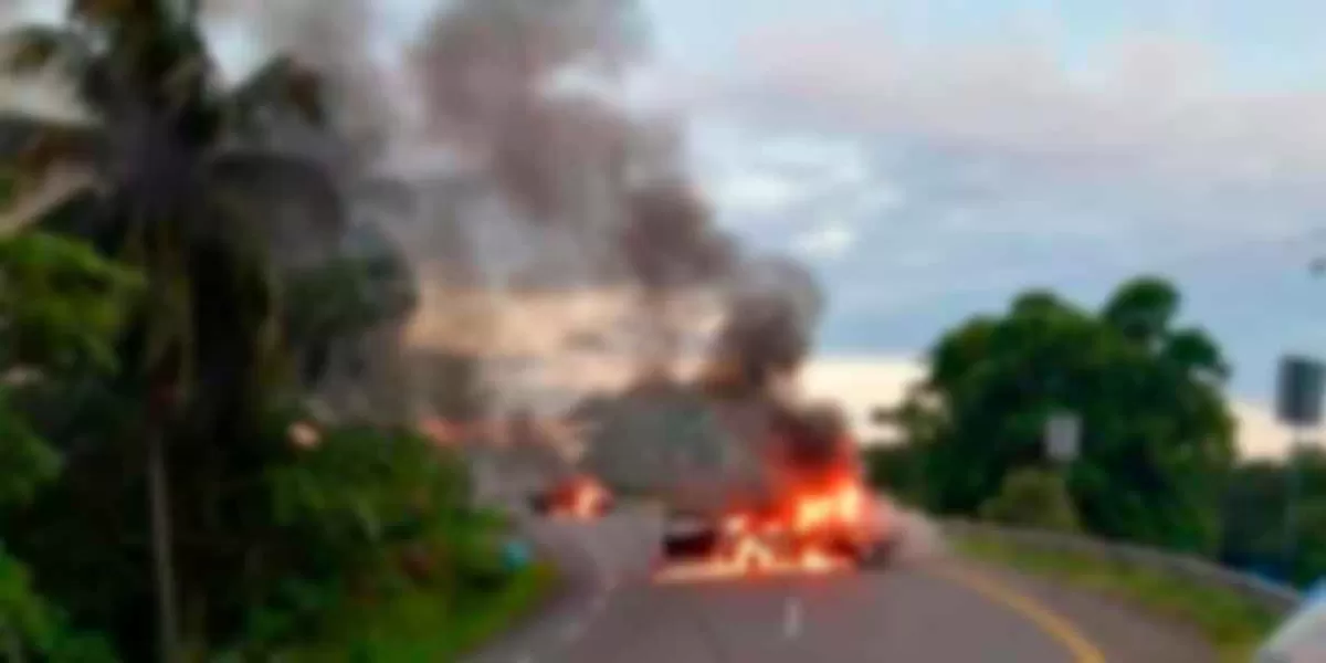 VIDEO. Quema de vehículos y bloqueos desata pánico en Tabasco; suspenden clases
